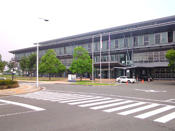 朝日に映える免許センター。 20080609-1.jpg