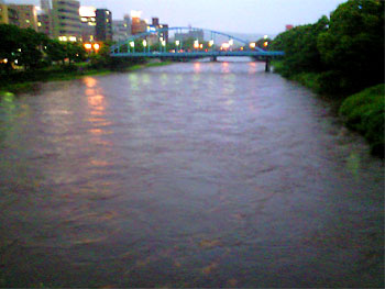 増水した川に近付いてはいけません。 20080611-1.jpg