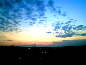 手なんぞ合わせたくなる早朝の空。 20080905-1.jpg