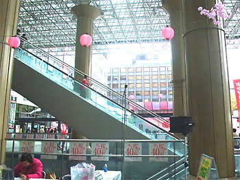 風が冷たい放送ブース。 20090328-1.jpg