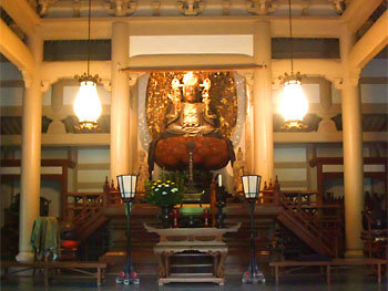 仏殿の釈迦如来像。 20090506-2.jpg