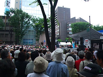 大物ゲストのステージを取り囲む聴衆。 20090531-1.jpg
