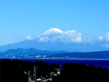 頭を雲の上に出し...。 20091103-2.jpg