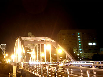 何となく寒々しい川辺。 20111120-1.jpg
